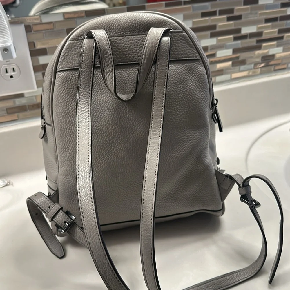 Michael Kors Rhea, elephant gray backpack bag with gunmetal zippers - Picture 4 of 14